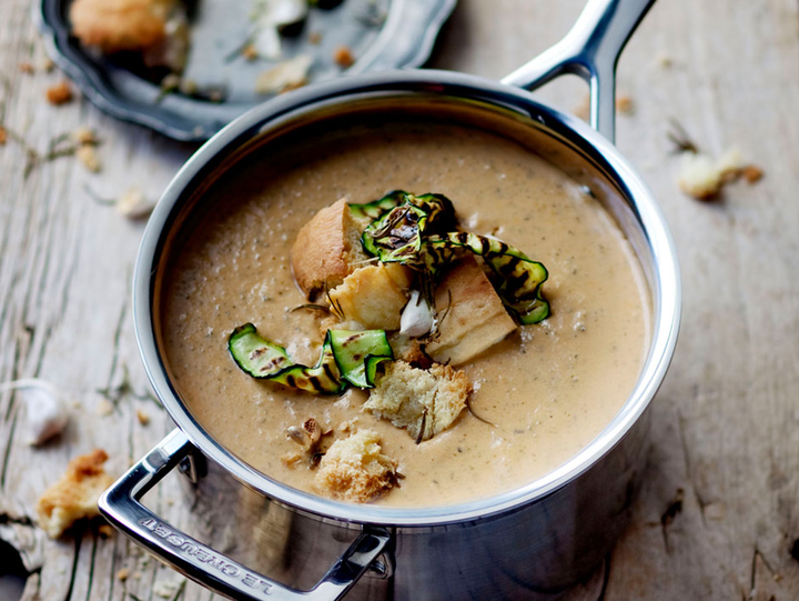 Creamy courgette soup with crispy garlic croutons